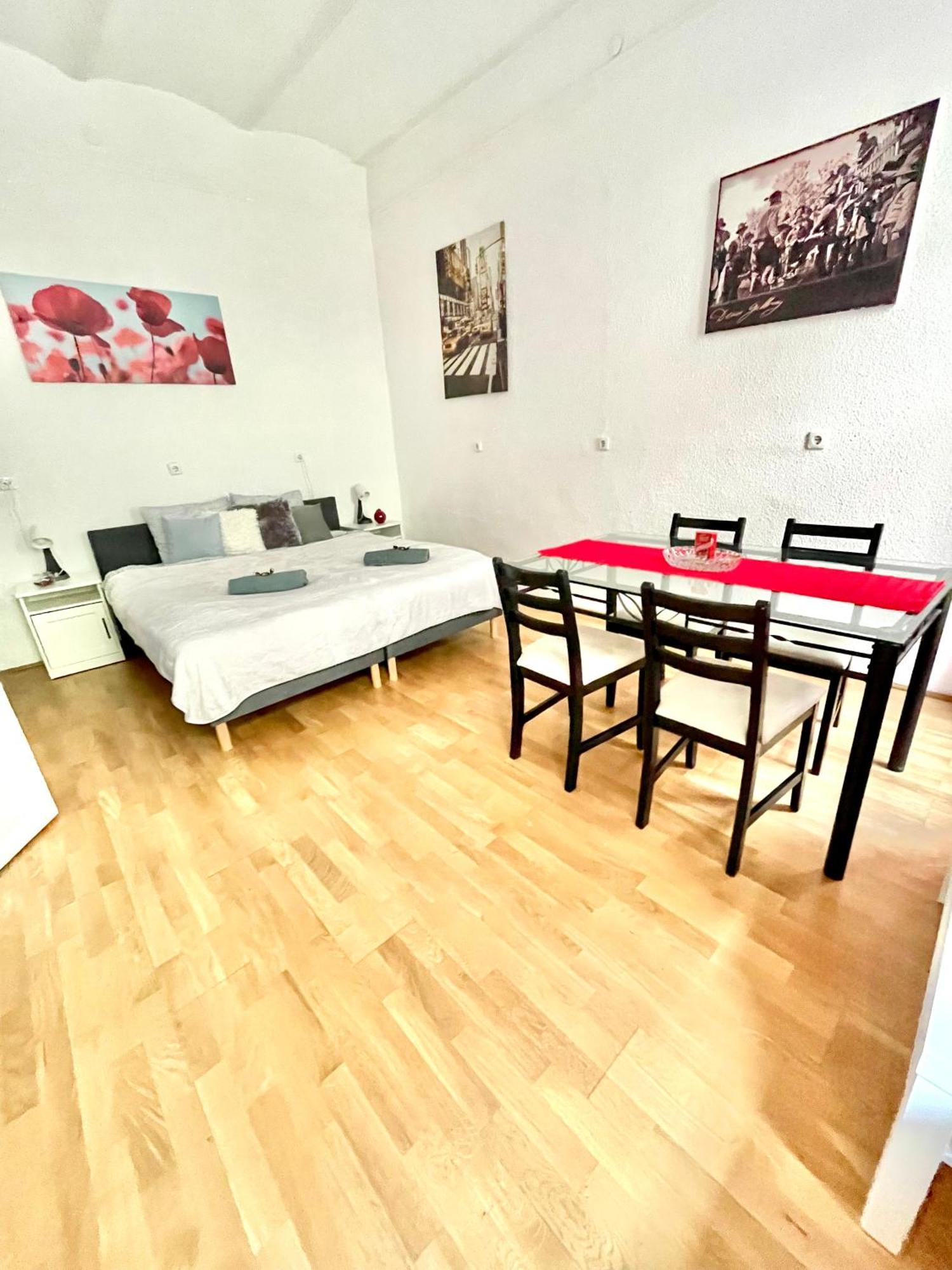 Very Warm Home With Big Bed Near New York Cafe Budapeste Exterior foto