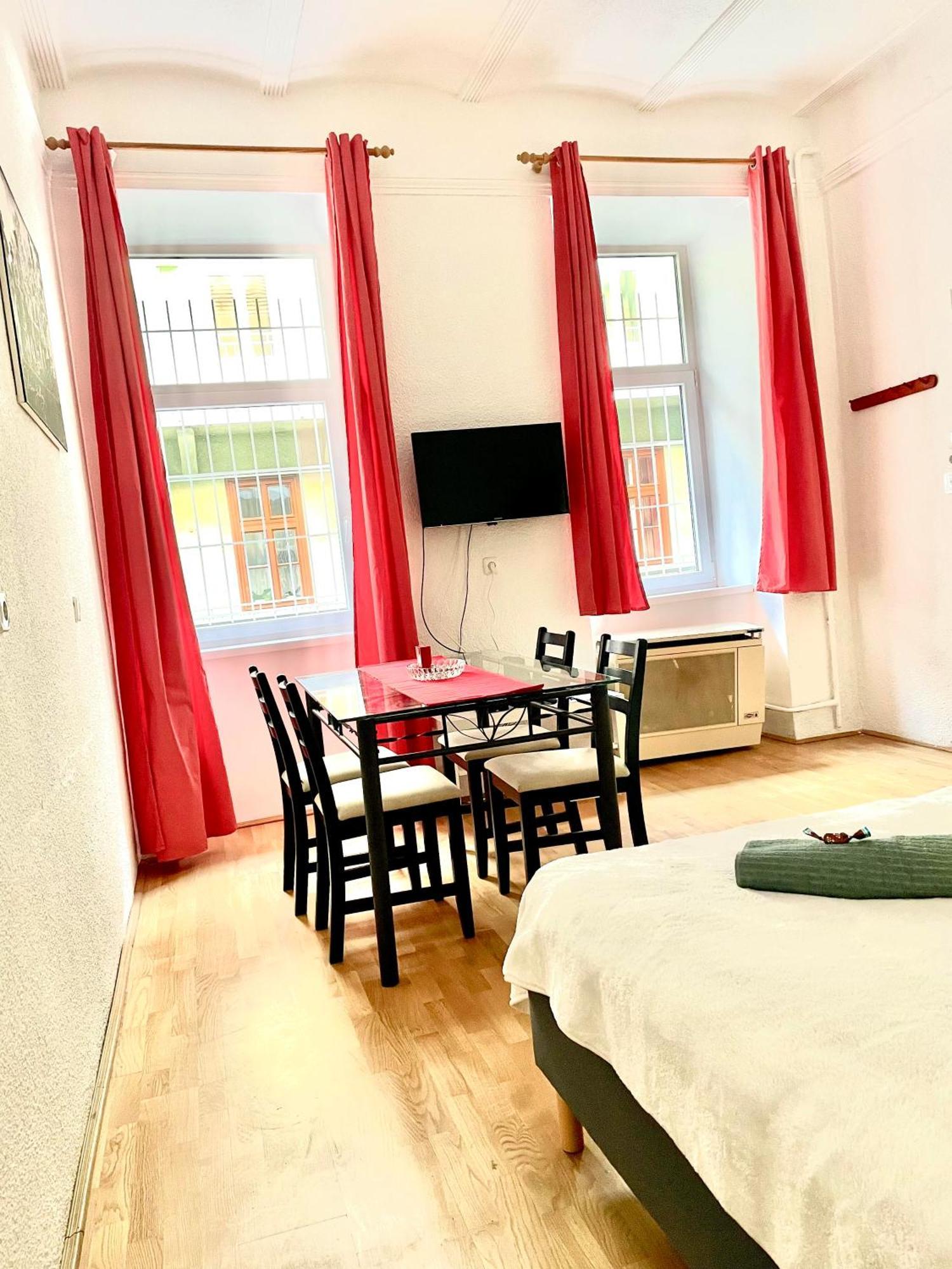 Very Warm Home With Big Bed Near New York Cafe Budapeste Exterior foto