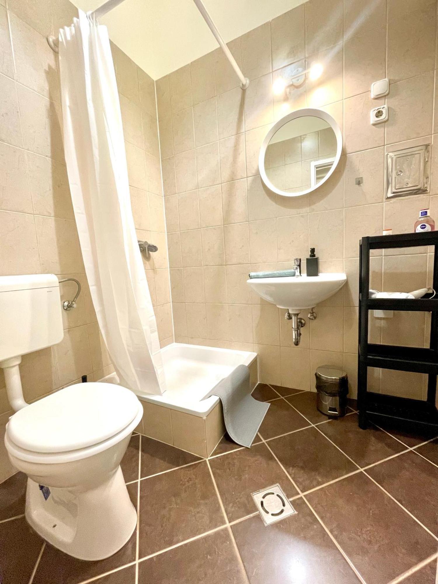 Very Warm Home With Big Bed Near New York Cafe Budapeste Exterior foto
